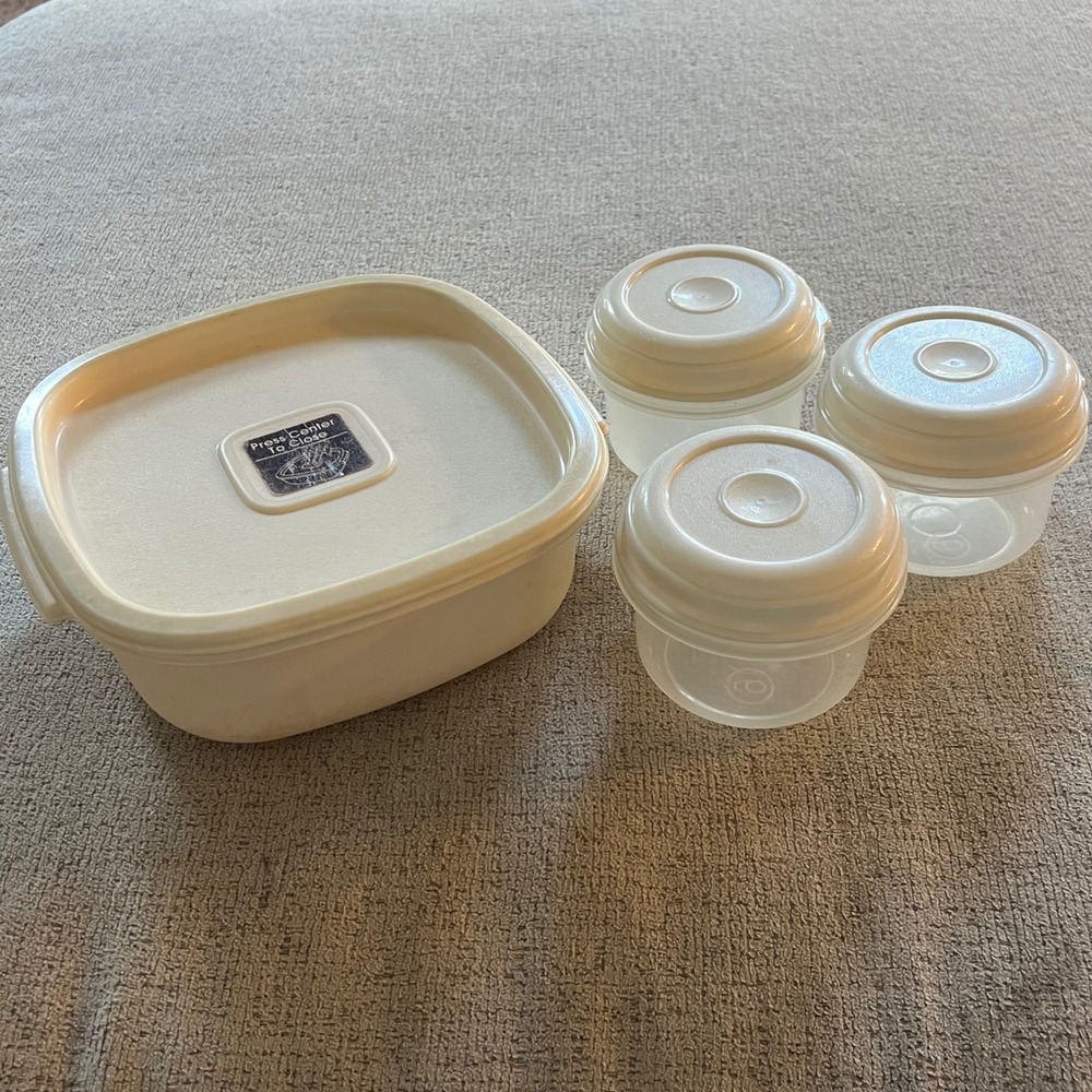 Vintage Rubbermaid Servin Saver 4pc Set 6 Cup Square & 1 Cup Round Containers